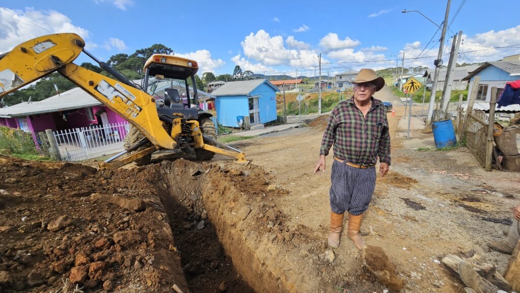 Prefeito Tito Freitas acompanha as obras de saneamento básico em Capão Alto