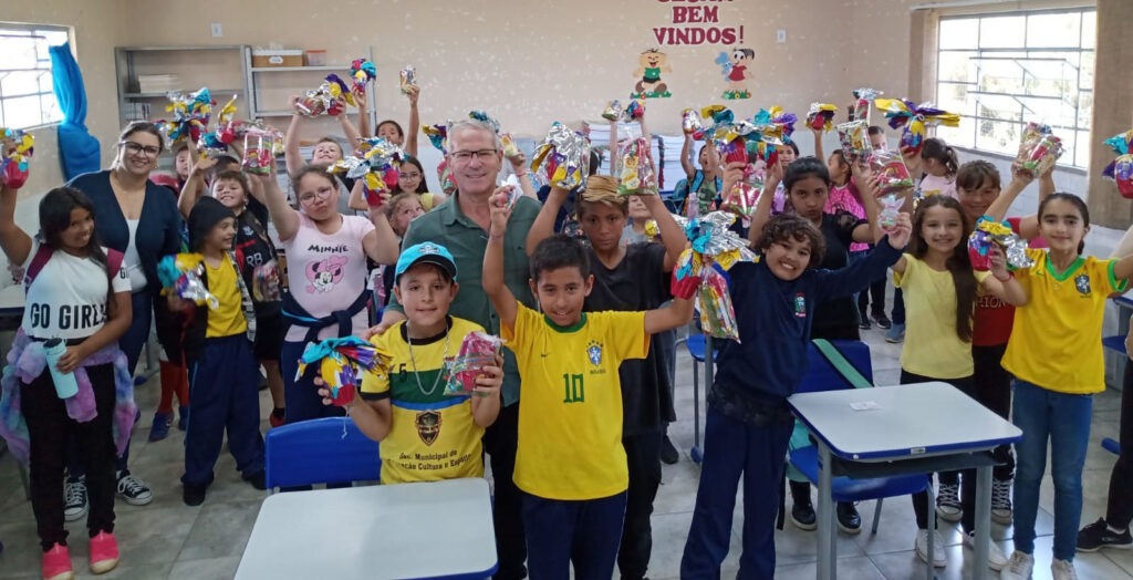 Crianças e estudantes da rede municipal de ensino de Capão Alto ganham cestas de Páscoa