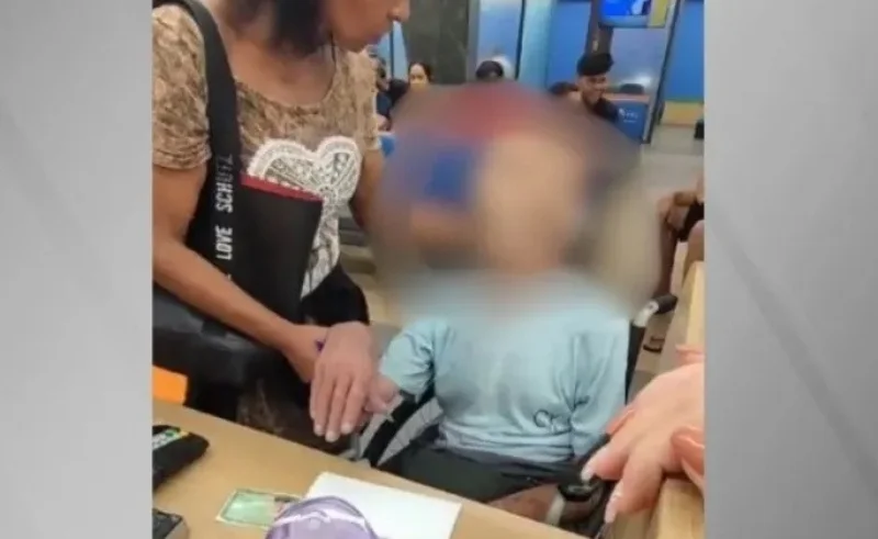Mulher leva morto em cadeira de rodas para sacar empréstimo de R$ 17 mil e pede a ele: ‘Assina’