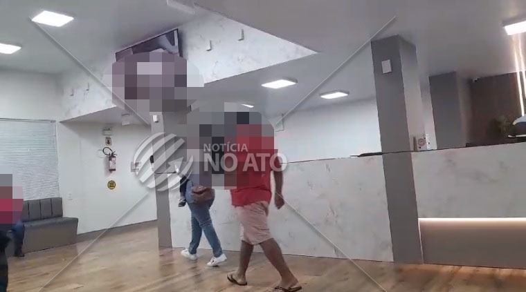 Vídeo: TV da sala de espera de hospiral de São Joaquim exibe cenas de filme pornográfico