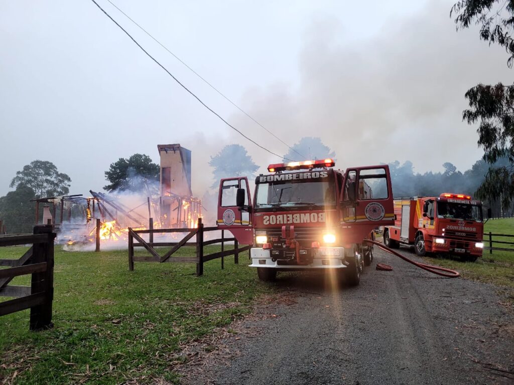 Chalé pega fogo na localidade de Índios