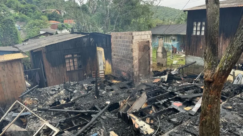 Bebê é resgatado de incêndio com queimaduras em Balneário Camboriú