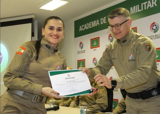 Soldado Karla do 6º BPM concluí 3º Curso de Comunicação Social da Polícia Militar de Santa Catarina
