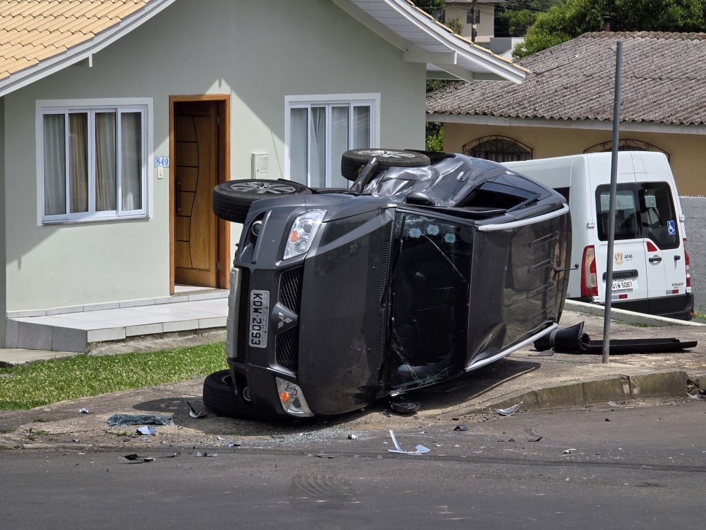 Acidente deixa duas pessoas feridas no bairro Copacabana, em Lages