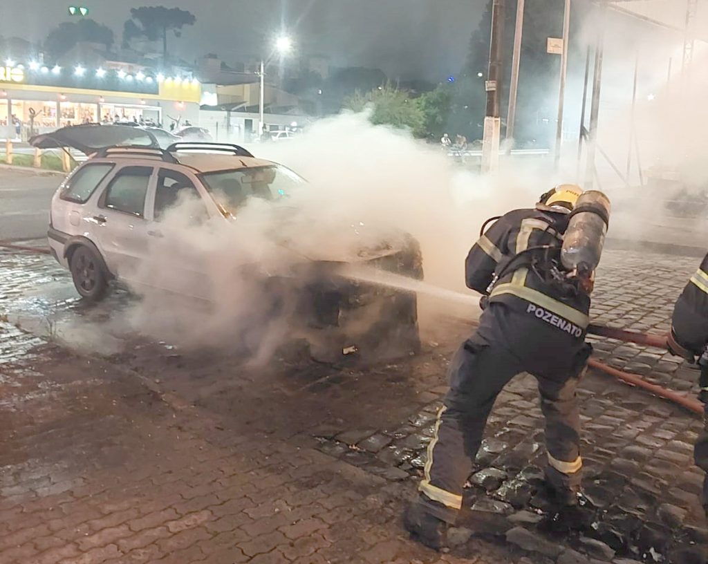 Incêndio em veículo gera correria próximo a posto de gasolina
