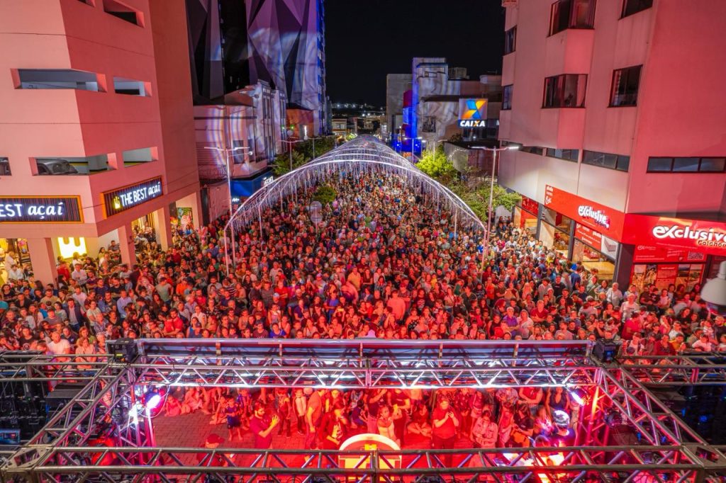 Luzes da decoração natalina são acesas e Lages revive o clima do Natal FelizCidade