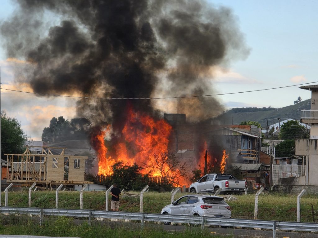 Família pede ajuda apos perder casa em incêndio