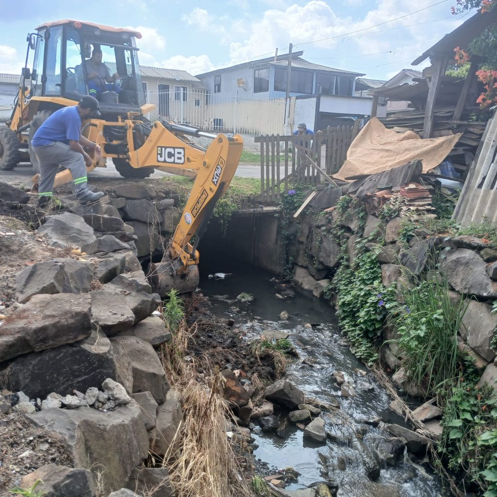 Manutenção diária das redes de drenagem reforça prevenção e melhora o escoamento urbano em diversos bairros de Lages