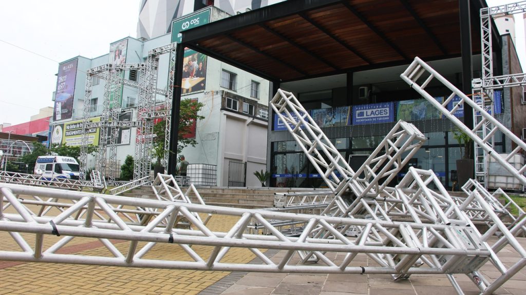 Montagem da estrutura do Palco Noel gera expectativa para o início da programação cultural do Natal FelizCidade 2025