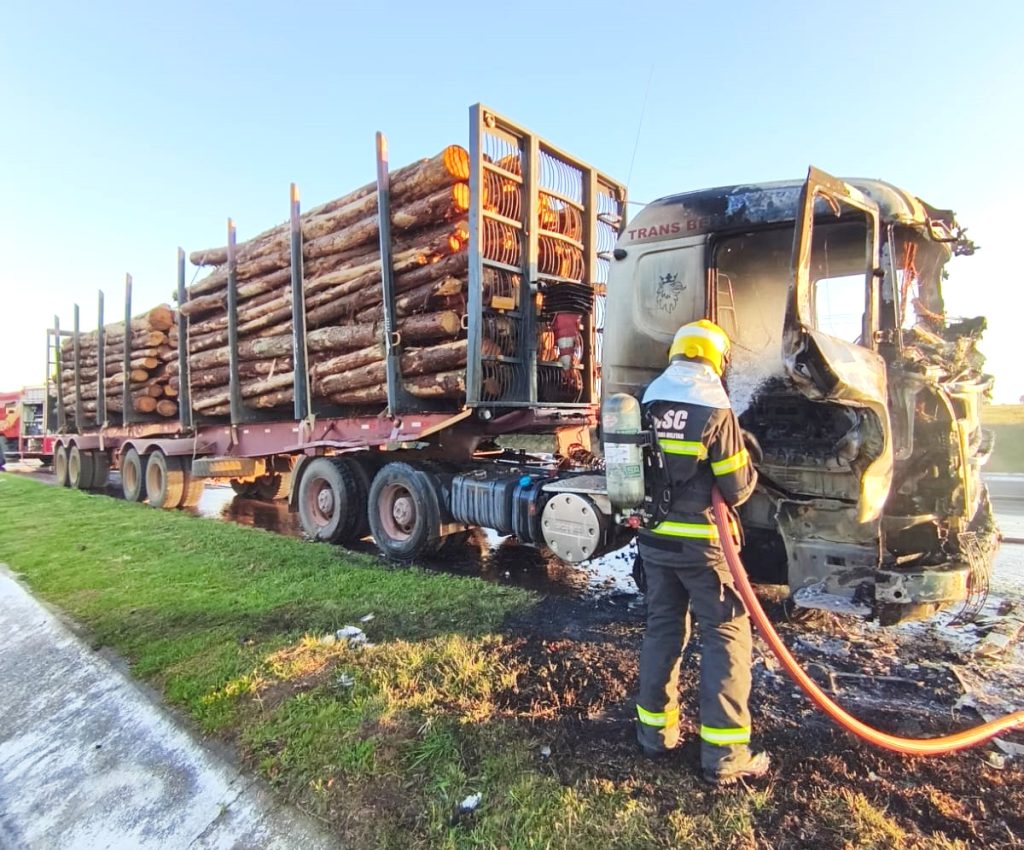 Caminhão Carregado com Toras Incendeia às Margens da BR-282 em Lages