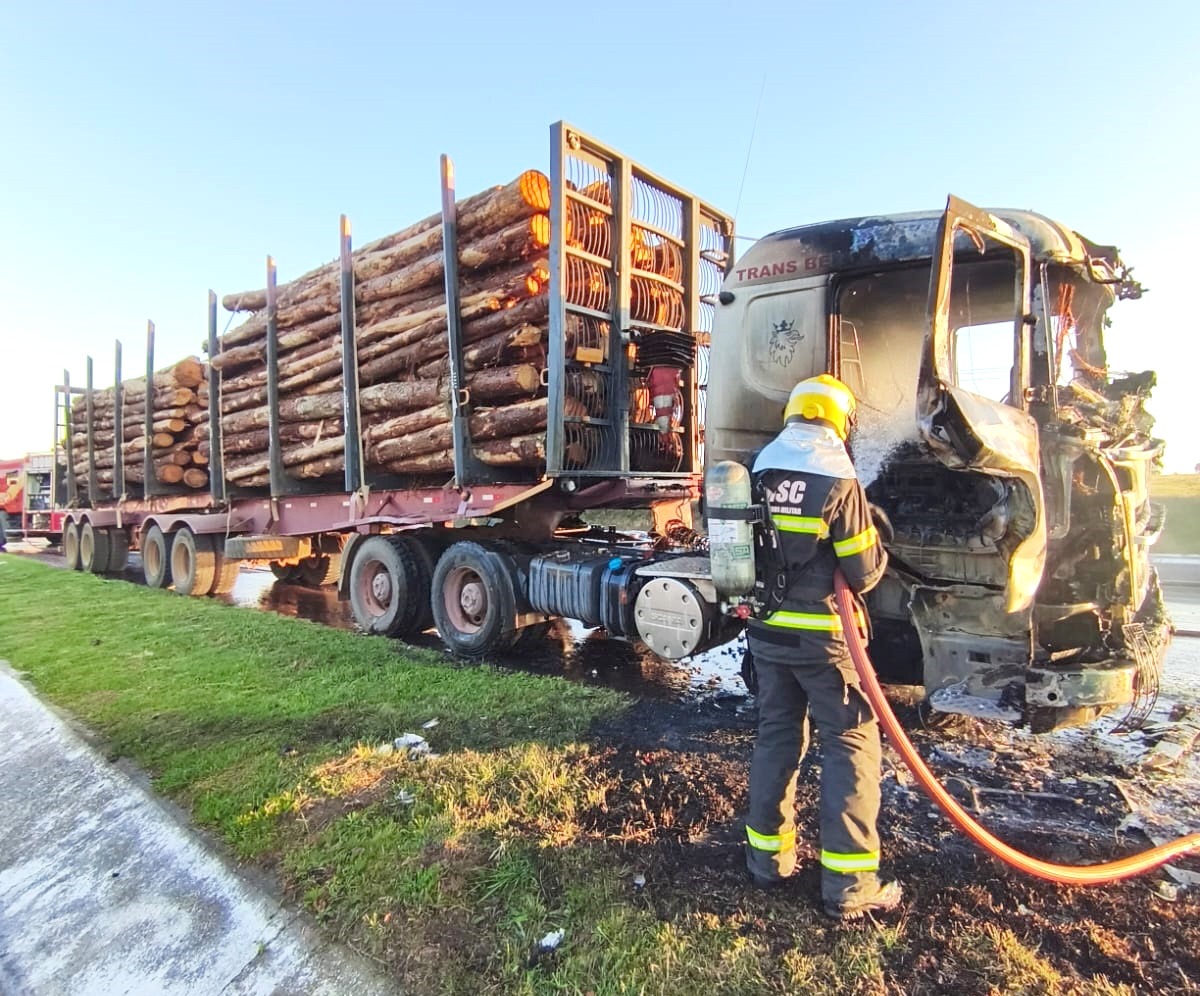 Caminhão Carregado com Toras Incendeia às Margens da BR-282 em Lages
