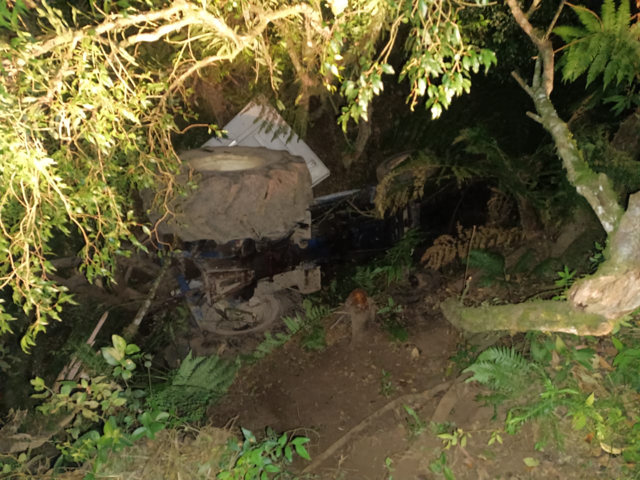 Mulher Fica Presa Sob Trator Após Queda em Vala de 5 Metros em Urubici