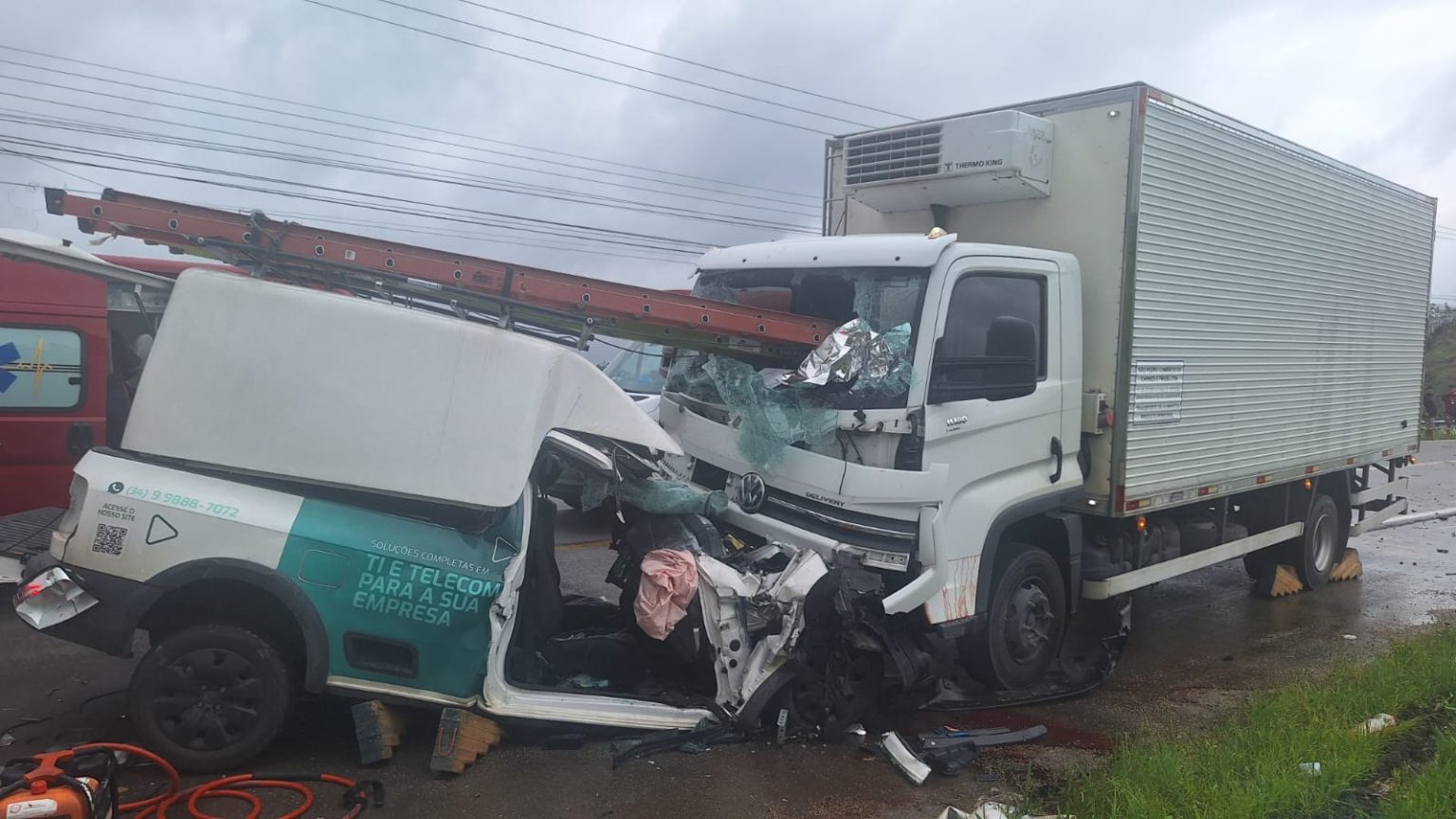 Escada atravessa cabine e mata motorista em acidente em SC