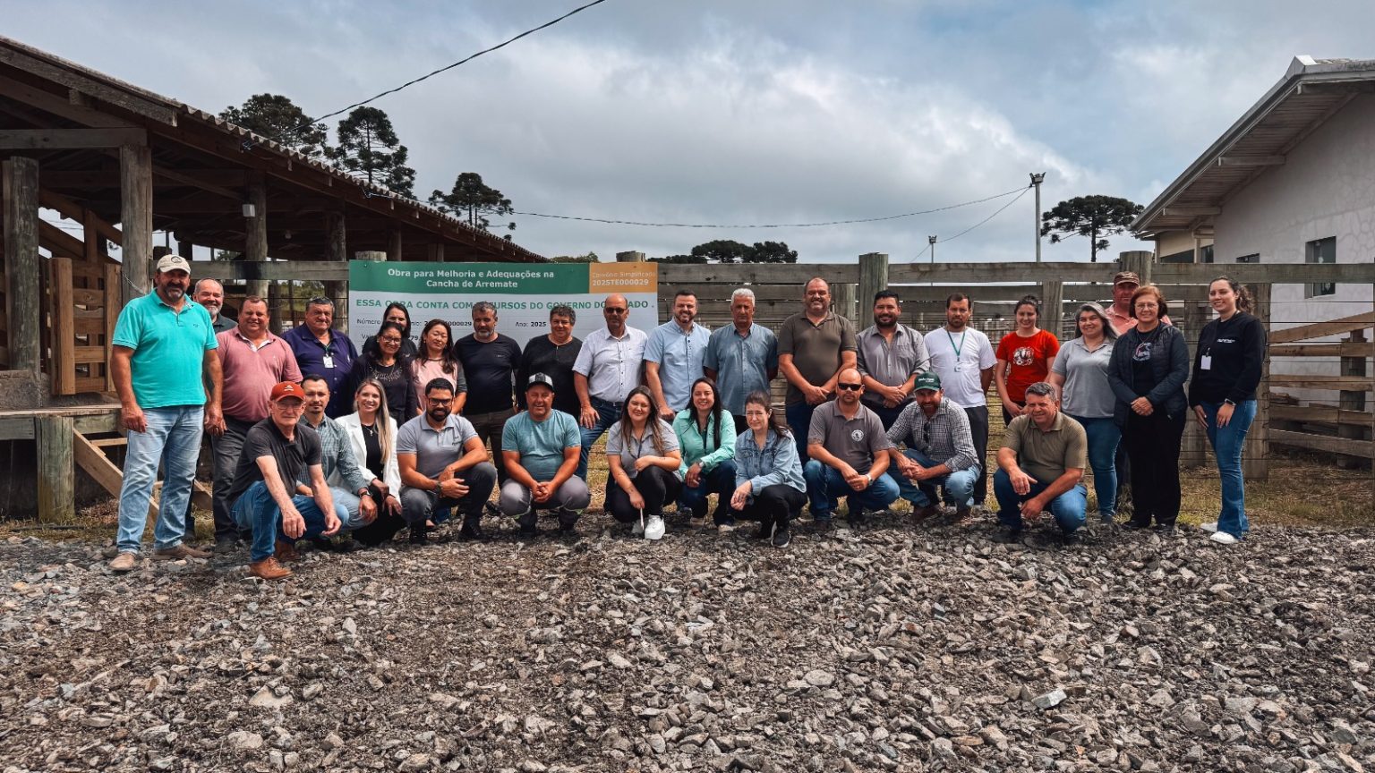 LUCAS NEVES ENTREGA NOVOS EQUIPAMENTOS PARA A CANCHA DE ARREMATES DE PALMEIRA