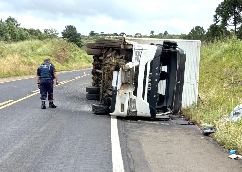 Caminhão tomba na BR-282 e condutor morre preso sob o veículo
