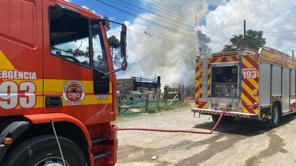 Incêndio atinge residência no bairro São Sebastião, em Lages