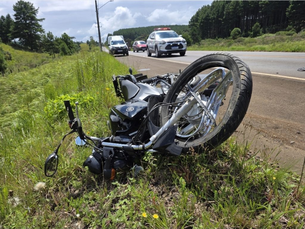 Motociclista fica ferido em acidente com caminhão na Avenida Santa Catarina